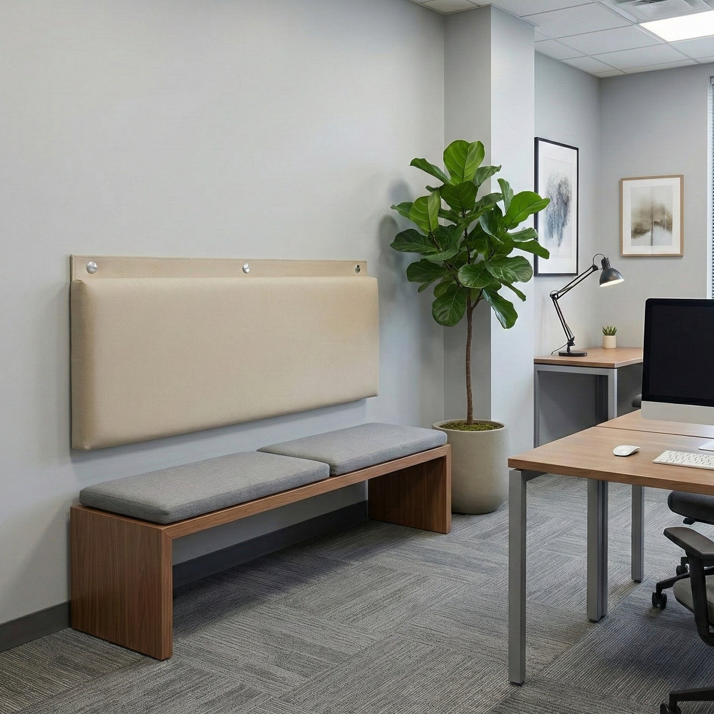 Detailliertes Wandkissen in Beige als gepolsterte Rückenlehne, montiert mit drei silbernen Metallkappen über einer Sitzbank im Eingangsbereich oder Büro.